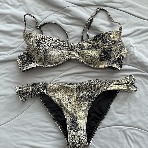 RVCAStylish Black and White Women's Bikini - Picture 1 of 4